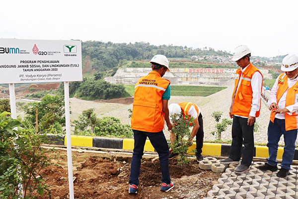Komitmen Peduli Lingkungan, Yodya Karya Menanam 150 Pohon